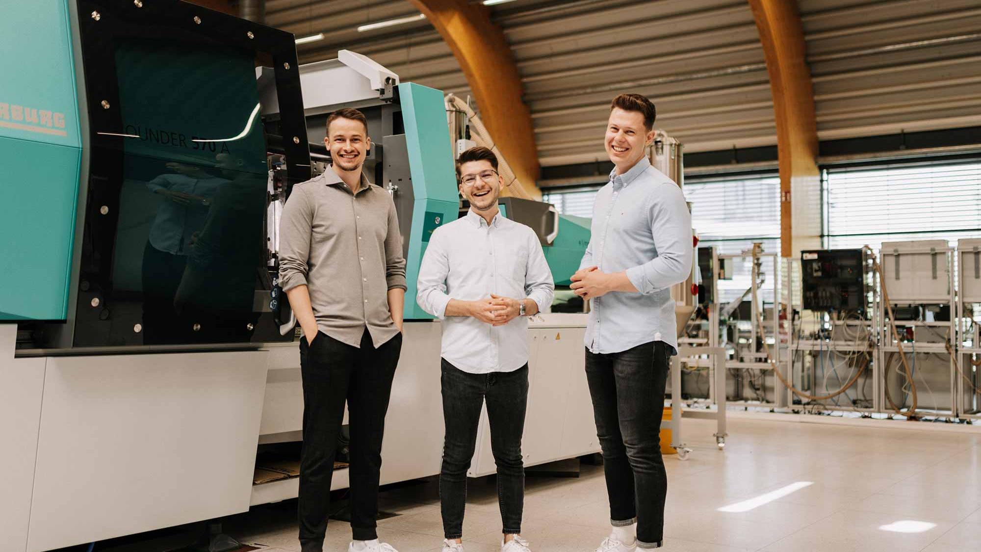 Manuel Rüsing, Albert Gorlick, Alexander Wunder in einer Produktionshalle