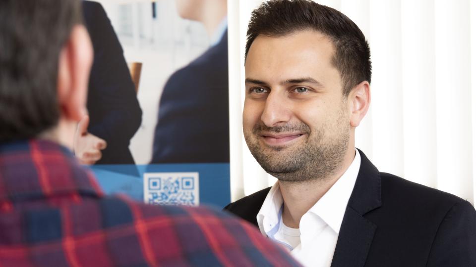 Zwei Männer im Gespräch.