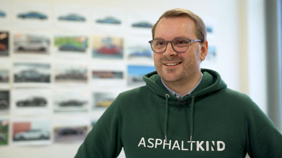 Nils Freyberg trägt einen grünen Hoodie mit der Aufschrift Asphaltkind