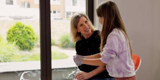 Katrin Klein mit ihrer blauen Seife und einem Mädchen, das sich die Hände damit wäscht.