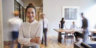 Eine Frau steht in einem Büro