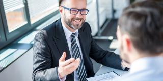 Ein Berater sitzt einem Mann gegenüber