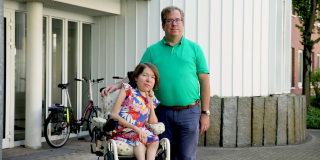 Holger und Petra Strack vor einem Gebäude