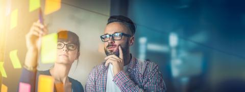 Eine Frau und ein Mann suchen nach Ideen