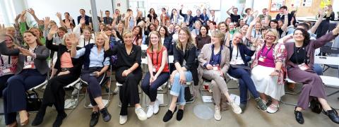 Ministerin Neubaur inmitten vieler Gründerinnen