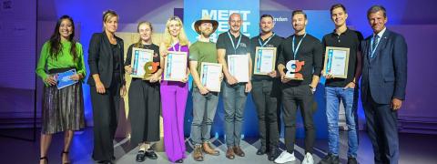 Gruppenbild der Gewinner des Finale der Roadshow "Meet, Greet + Beat" mit Ministerin Neubaur