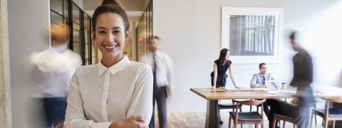 Eine Frau steht in einem Büro