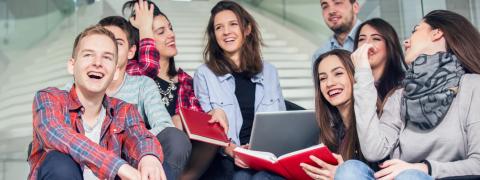 Schülerinnen und Schüler sitzen auf einer Treppe