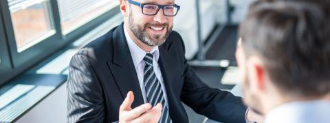 Ein Berater sitzt einem Mann gegenüber