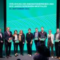 Gruppenbild der Gewinner des Innovationspreises 2023 mit Ministerin Neubaur.