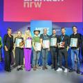 Gruppenbild der Gewinner des Finale der Roadshow "Meet, Greet + Beat" mit Ministerin Neubaur